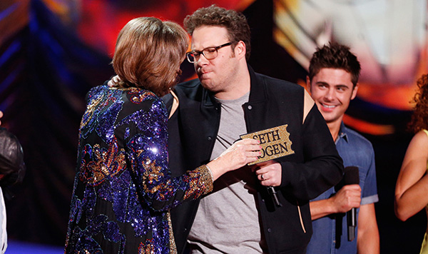10. Seth Rogan's steamy kiss with ... his MOM?!